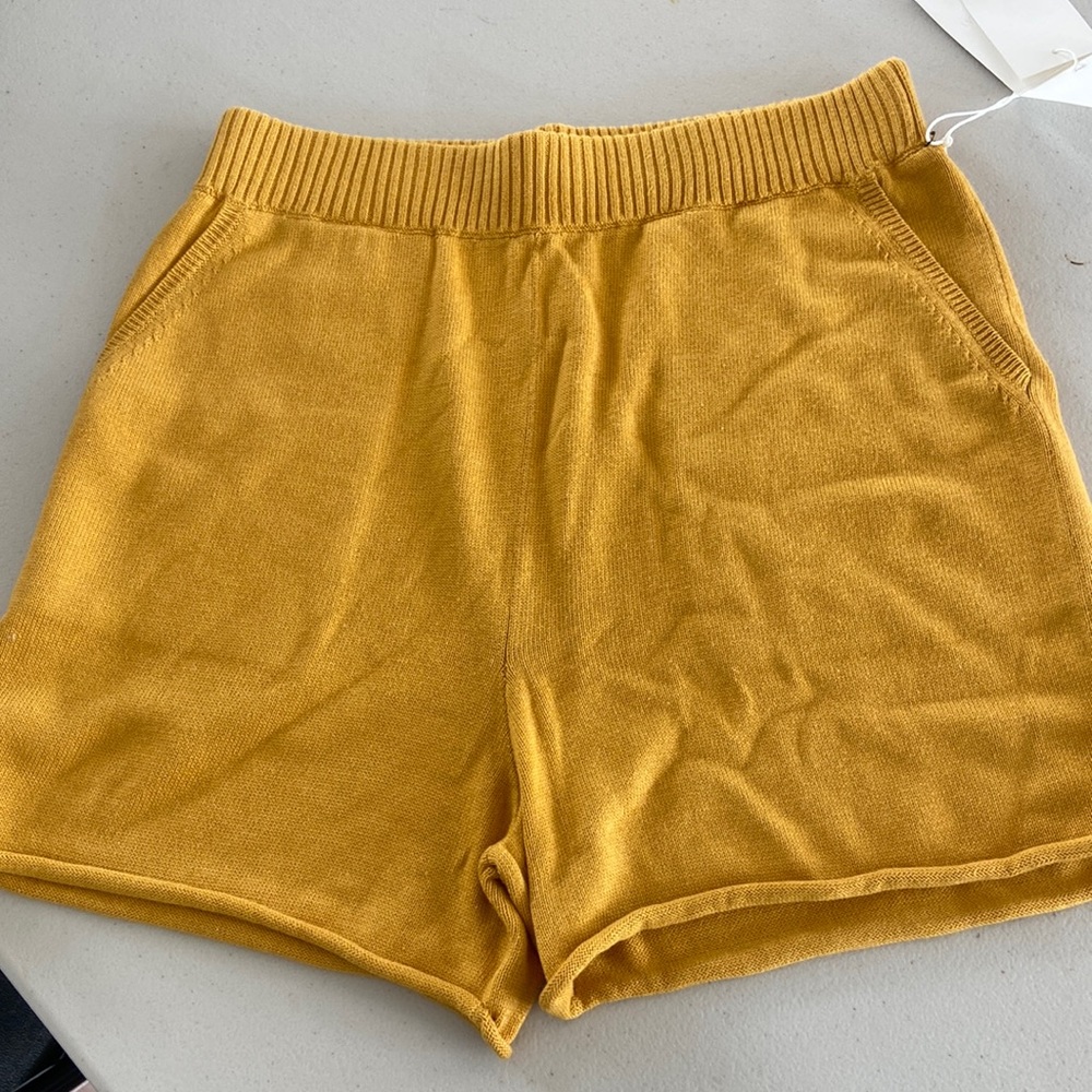 Mother zesty short short in Amber Yellow